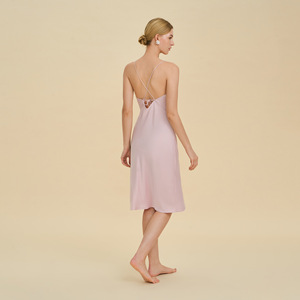 ชุดเดรสผ้าซาตินสีแดงไวน์ คอวี สำหรับผู้หญิง ชุดนอน ชุดลำลอง สำหรับใส่ที่บ้าน โรงแรม งานแต่งงาน ถ่ายภาพในสตูดิโอ - Product Image 3