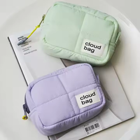Vente chaude Voyage Grande Capacité Poche Zipper Logo Personnalisé Trousse De Maquillage Soins De La Peau De Stockage Étui Souple Puffer Matelassé Cosmétique Sac
