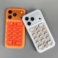 Comoda custodia per telefono in silicone a ventosa antigravità 3D a forma di cuore per iPhone 17 Air 16 Pro Max 15 14, cover posteriore in gomma