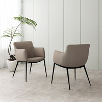 Fauteuil de salle à manger gris en cuir artificiel nordique de luxe en gros Chaise d'appoint rembourrée pour salon avec bras Chaises de salle à manger