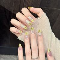 Faux ongles à presser en acrylique faits main, motif œil de chat jaune à carreaux, forme carrée moyenne, avec détails argentés et blancs scintillants, cœur ajouré et ligne peinte à la main