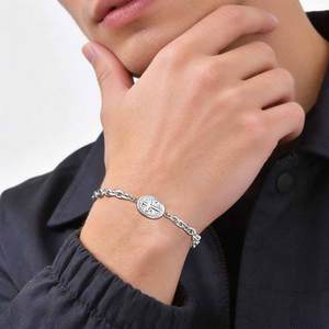 Pulsera de Acero Inoxidable 316L con Medallón Ovalado de Cruz para Hombre y Mujer, Cadena de Eslabones Texturizados con Diseño Religioso, Joyería Impermeable - Product Image 2