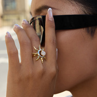 2025 nouveaux bijoux à la mode 18K PVD plaqué or en acier inoxydable étanche pierre de lune forme de soleil deux tons réglable anneau ouvert