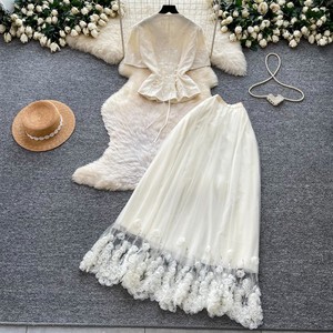 Ensemble élégant deux pièces pour femme : Haut en dentelle et sequins à col en V, et jupe longue en tulle à fleurs 3D – Robe de soirée de célébrité - Product Image 2