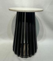 Table d'appoint moderne avec plateau en marbre et base cannelée en fer noir, table d'appoint décorative pour salon, mobilier robuste, collection prix de gros