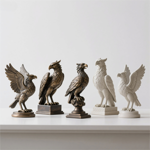 Escultura de resina Griffin-Estatua de criatura mítica de 7 ", alas pintadas a mano y cuerpo de León, arte de coleccionista - Product Image 2