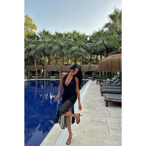 Robe de soirée vintage noire Carlina, dentelle brodée florale, taille empire asymétrique, coupe A, XS XL, en polyester, mousseline de soie, coton - Product Image 3