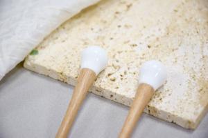 Fabricant de gros masseur oculaire EMS étanche et anti-rides en bois naturel, matériau céramique - Product Image 3