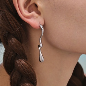 Pendientes de Aro Geométricos en Forma de U, Estilo Europeo Americano, Antialérgicos, de Acero Inoxidable, Chapados en Oro de 18K, Accesorio para Mujer - Product Image 4