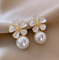 Anting Mutiara Bunga Vintage Prancis yang Manis, Elegan dan Mewah, Aksesoris Telinga Kelas Atas untuk Wanita Grosir