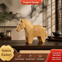 Figurine de cheval en résine aspect bois traditionnel avec motif géométrique textuel porte-bonheur pour décoration de table, étagère, maison, cadeau, vente en gros
