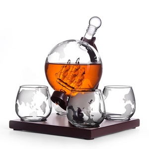 2024 Fábrica al por mayor <span class=keywords><strong>tequlia</strong></span> 850ml Globo Decantador Whisky con base de madera y tazas - Product Image 1