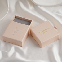 Boîte à bijoux de luxe PandaSew avec logo personnalisé, en carton et éponge, pour bracelets, colliers et autres bijoux.