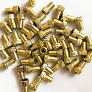 Adaptateur de valve en cuivre français vers américain pour réparation et remplacement de chambre à air de vélo, en métal jaune - Product Image 1