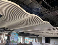 Plafond en aluminium courbé de forme carrée moderne pour projets de décoration intérieure de luxe, plafond à lamelles en aluminium