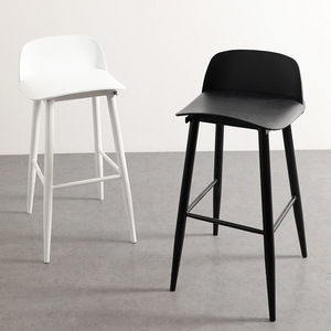 Tabouret de bar créatif nordique 60 cm, chaise haute en plastique, design moderne minimaliste, structure métallique, tabouret de comptoir à usage commercial - Product Image 1