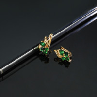 18K Vergoldete Blatt-Ohrstecker, Smaragd/Rot Perle CZ Blatt-Klappohrringe Wellenförmige Huggie-Ohrringe Luxus-Partyschmuck für Damen