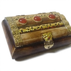 Boîte à bijoux en résine faite à la main avec incrustation rouge et motif floral doré, étui de rangement décoratif d'art populaire - Product Image 1