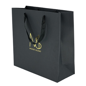 ถุงกระดาษช้อปปิ้งสีดำพิมพ์ลายตามสั่งสำหรับขายส่งพร้อมโลโก้สีทอง - Product Image 5