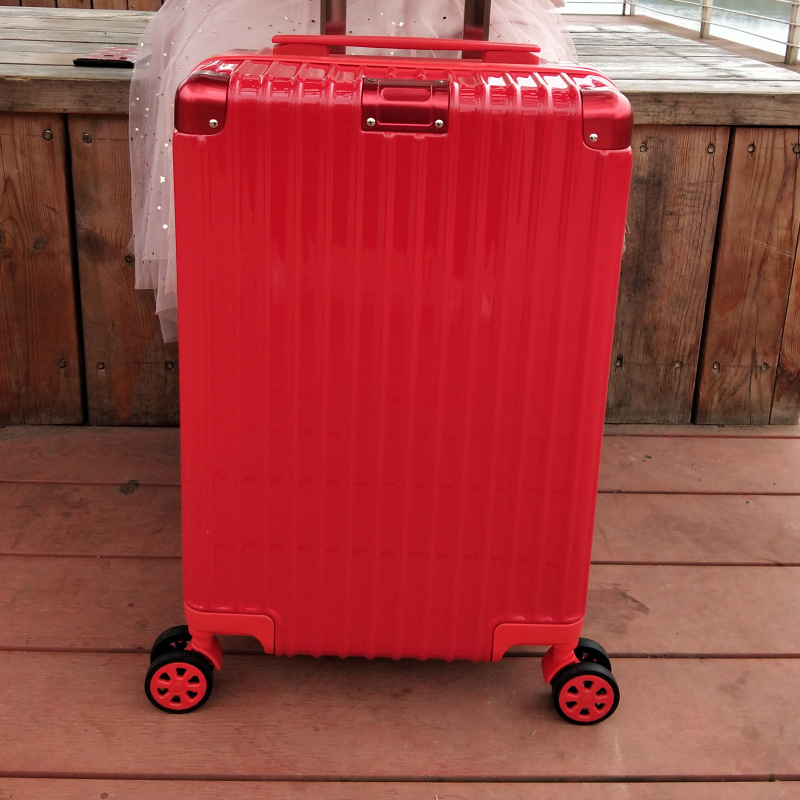 Estilo retro con cremallera roja brillante.