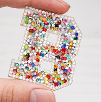 Patchs de lettres colorées en strass Patchs auto-adhésifs pour accessoires vestimentaires Accessoires de sac Accessoires de bricolage