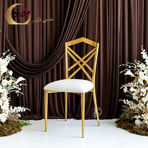 Silla de Hotel Moderna de Metal Dorado con Respaldo Cruzado y Patas Cónicas, Cojín Blanco, Muebles Comerciales para Interiores - Product Image 1