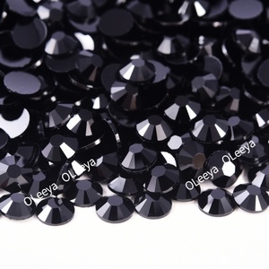 Oleeya Factory Emballage en vrac Strass en résine à dos plat 4mm-6mm avec base argentée pour artisanat et DIY - Product Image 3