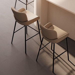 <span class=keywords><strong>Tabouret</strong></span> <span class=keywords><strong>de</strong></span> <span class=keywords><strong>bar</strong></span> moderne en cuir avec accoudoirs et pieds en métal - Design <span class=keywords><strong>de</strong></span> luxe léger pour usage domestique - Product Image 4