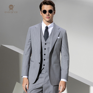 Abito da uomo grigio chiaro a righe con revers a punta, monopetto, formale, per affari e matrimoni - Product Image 5