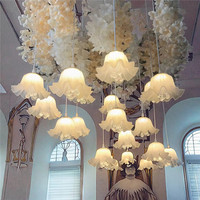 Nouvelle lampe suspendue moderne de luxe en acrylique lumineux à 10 têtes, fleur blanche laiteuse, pour la décoration de mariage, d'hôtel, de salle ou d'événement
