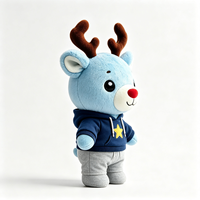 Peluche de renne bleu clair personnalisée avec cornes brunes, nez rouge, capuche étoilée amovible et pantalon gris – Adorable poupée renne en peluche