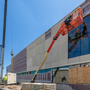 2025年のプロジェクトは、合計で約<span class=keywords><strong>4</strong></span>,800平方フィートの174台のアルシスパネルで構成されています。Ft。パネルをサポートするためのトラックシステムの作業 - Product Image 5