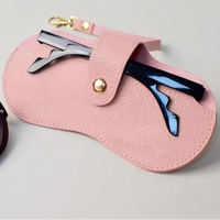 Étui à lunettes en cuir coloré au design élégant, certifié Global Recycled Standard, offrant une protection aux lunettes et facile à transporter
