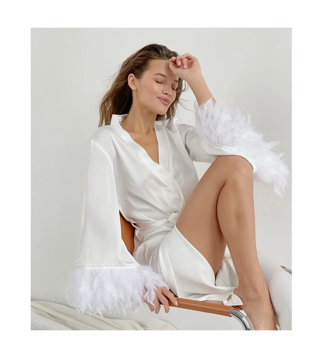 Damen Elegante V-Ausschnitt Langarm Brautkleid Gürtel Satin Feder Ärmel Robe Femme Weiße Seide Kimono Roben Nachthemden