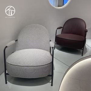 <span class=keywords><strong>Fauteuil</strong></span> <span class=keywords><strong>en</strong></span> <span class=keywords><strong>cuir</strong></span> de conception italienne - Solution de siège d'intérieur aux lignes épurées et à l'élégance intemporelle, chaises à pieds simples - Product Image 5