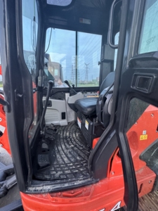 Mini-excavatrice sur chenilles hydraulique Kubota U55-4 rouge d'occasion certifiée, avec cabine, boîte de vitesses, pompe, moteur, 5500 kg, 0-2000 heures de fonctionnement - Product Image 6