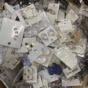 YM 1 kg Mix di Orecchini, Collane, Braccialetti, Ferma Capelli e Altra Bigiotteria Fornitore di Gioielli all'Ingrosso a Peso Perla d'Imitazione - Product Image 1