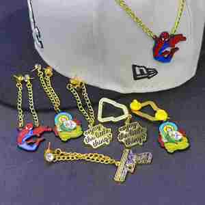 Pins Metálicos Grabados en 3D Ecológicos Personalizados de Fábrica, Insignias para Gorras con Cadena, Regalos Promocionales, Pin de Cadena de Hierro de Marca de Diseñador UV - Product Image 4