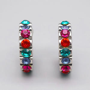 Pendientes Huggie Plateados con Cristales de Colores y Engaste de Canal para Mujer, Joyería Moderna para Uso Diario - Product Image 4