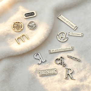 Plaques métalliques en alliage de zinc à 2 trous avec logo de marque gravé sur mesure, vente en gros pour chaussures, vêtements, sacs - Product Image 4