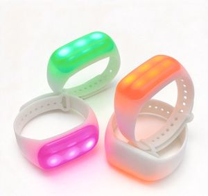Pulsera de Control Remoto de Plástico con 15 Colores LED, Alcance de 800M, Suave, 433Mhz, 5-8 Horas de Duración de Batería para Conciertos y Fiestas - Product Image 3