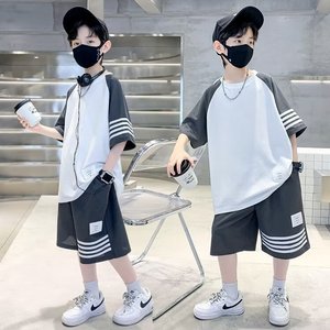 Completo Sportivo per Ragazzi, Camicia e Pantaloncini Eleganti Bianco e Nero con Dettagli a Righe, Perfetto per Ragazzi Attivi - Product Image 3