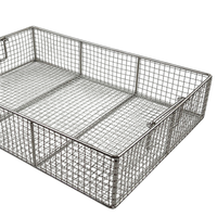 Panier en acier inoxydable robuste avec couvercle à compression, disponible en différentes tailles de mailles.