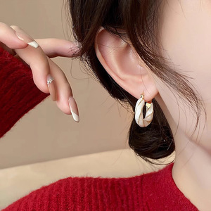 Orecchini a Cerchio con Smalto Glitterato e Texture per Donne, Gioielli Eleganti e Delicati alla Moda - Product Image 2