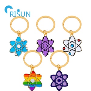 Porte-clés scientifique personnalisé Porte-clés symbole atomique en métal émaillé dur Llavero Porte-clés Structure atomique scientifique académique personnalisé - Product Image 1
