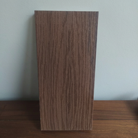 Plancher carré en composite bois-plastique co-extrudé à double verrouillage, anti-corrosion, auto-installable, design moderne pour cours extérieures