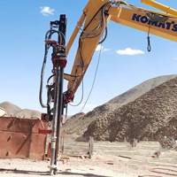 Foreuse rotative de 30 m de profondeur pour le forage de roches dures, alimentée au diesel, installée sur une excavatrice avec pompe et moteur