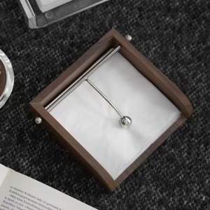 Boîtes à mouchoirs pour restaurants et hôtels, sur mesure et en gros, boîtes carrées en acajou, boîtes à serviettes en bois massif, et articles de luxe légers. - Product Image 2