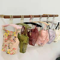 Nouvelle conception moderne pour magasin de lingerie féminine : Cintre de luxe en velours pour soutien-gorge et ensemble de lingerie, avec logo personnalisé