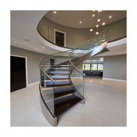 Escalier courbé au design simple avec marches en bois, garde-corps en fer forgé blanc avec revêtement en poudre